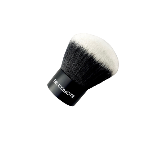 Makeup brush with black and white bristles on a white background, featuring the brand 'Be Coyote'.